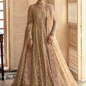 Vestido de Novia Pakistaní Premium, Color Verde Menta Pastel, Largo hasta el Suelo, Silueta Completa con Detalles Delicados - Product Image 6