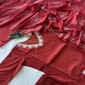 VASTRA COTTAGE Conjunto de Lehenga Rojo Falu de Algodón Puro con Dupatta de Algodón Mul con Estampado a Mano, Bordado y Forro Interior de Algodón Suave - Product Image 2