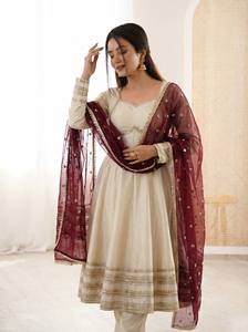 Ensemble Anarkali en soie crème avec dupatta brodé bordeaux, coupe ample, longueur ras du sol, tenue traditionnelle indienne et pakistanaise pour mariage - Product Image 5