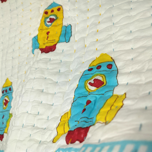 Manta de Algodón Acolchada con Diseño de Cohete de Dibujos Animados, Borde a Rayas Azul y Amarillo, para Uso en el Hogar Durante Todo el Año - Product Image 2