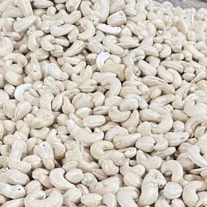 Noix de cajou brutes en gros à bas prix, haute qualité, marque Vietnam SANTIGO, en vrac, délai de livraison court, 22,68 kg/sac - Product Image 1