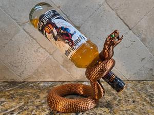 Support à bouteille élégant en forme de serpent, idéal pour la décoration de maison de luxe et pour un salon ou un bar moderne. - Product Image 2