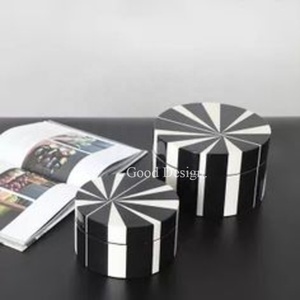 Nouvelle boîte à bijoux de forme ronde en résine incrustée de résine en bois avec un design élégant boîte à bijoux ronde en résine en bois boîte à bijoux la plus vendue - Product Image 3