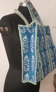Sac fourre-tout en coton matelassé bleu ciel bohème avec imprimé floral bleu fait main, sac à main décontracté ouvert pour le shopping, réutilisable - Product Image 5