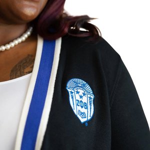 Cardigan long noir Zeta Phi Beta pour femme, broderie lettres grecques, ouvert sur le devant, en maille, décontracté, élégant, coupe premium - Product Image 2