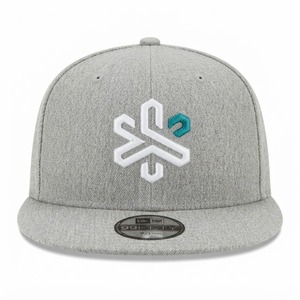 Gorra de Béisbol Estilo Snapback Gris Melange con Bordado Geométrico Blanco y Detalle Verde Azulado, Visera Plana, Estructurada, Estilo Urbano - Product Image 1