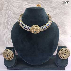 Conjunto de Joyería Étnica India Antigua de Lujo: Gargantilla Hasli de Esmalte Azul Real con Micro Pavé de Circonitas y Pendientes Redondos Intrincados - Product Image 1