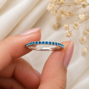 Bague Éternité Tendance en Argent Sterling Plaqué Or avec Saphir Bleu et Pavé de Pierres, Bande Fine, Bijou de Mariage pour Femme - Product Image 4
