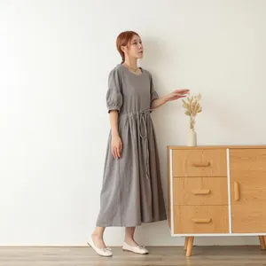 Robe longue style bohème en mélange coton-lin gris, manches bouffantes, taille à nouer, coupe ample, respirante, pour l'été - Product Image 4