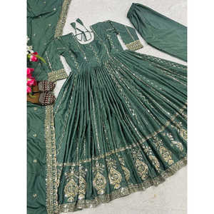 Ensemble de costumes pour femmes de créateurs, robe Anarkali élégante avec un beau pantalon et un dupatta - Product Image 3