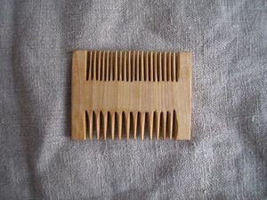Mini peigne en bambou naturel, artisanal, en bois, pour coiffure, format poche - Product Image 6