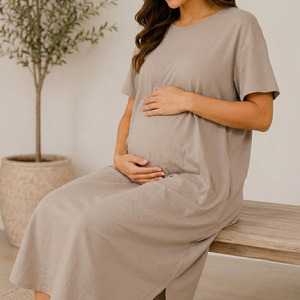 Robe T-shirt de maternité asymétrique avec poches, col rond, coupe ample, longueur mi-mollet, en coton respirant, idéale pour l'été - Product Image 4