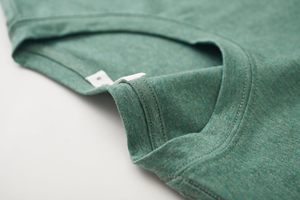 เสื้อยืดผู้ชายเนื้อผ้านุ่มพิเศษ ทรงสปอร์ต คอวี ผ้าคอตตอนผสม 100% ทรงพอดีตัว แขนสั้น สีพื้น เหมาะสำหรับใส่ลำลอง ออกกำลังกาย วิ่ง - Product Image 6