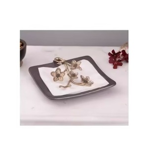 Porte-serviettes décoratif en métal très demandé pour une décoration et un rangement haut de gamme, directement du fabricant. - Product Image 3