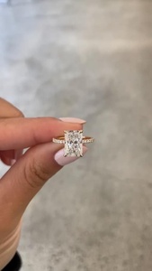 Anillo de Compromiso con Diamante Cultivado en Laboratorio de Corte Radiante de 4 Quilates, Certificación IGI, Piedras Laterales Blancas |   Anillo de Boda de Lujo Chapado en Oro de 18K | - Product Image 4