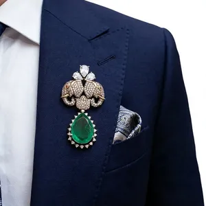 Broche vintage dorée avec cristal vert émeraude, fleur en émail et pierres de zircon, épingle de revers, bijou pour femmes et hommes - Product Image 1