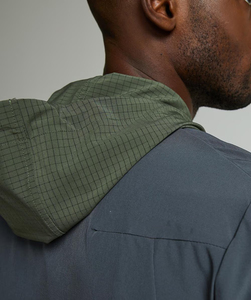 Ensemble de survêtement léger et performant pour homme, coupe-vent imperméable 100 % nylon, avec logo imprimé sur le devant et capuche - Product Image 5