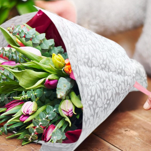 Rollo de Papel Decorativo COWBERRY con Patrón Floral en Relieve, No Tejido, Impermeable, Textura Suave, para Envolver Ramos de Flores, Regalos, Bodas y Manualidades - Product Image 1