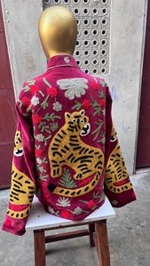 เสื้อคลุมกำมะหยี่ขายส่ง ปักลายเสือด้วยมือ ทรงหลวม แขนยาว สไตล์วินเทจ โบโฮ เอธนิค ใส่ได้ทุกฤดู - Product Image 4