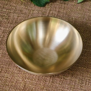 Bol moyen élégant en Kansa pur, finition dorée, style martelé à la main, décoratif, organique, moderne, contemporain, luxueux - Product Image 1