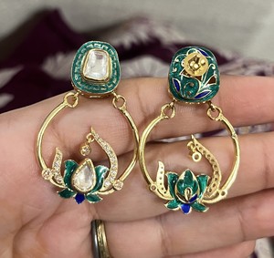 ต่างหูทรงหยดน้ำประดับกระจกเจด้าว์มีนาคารีสีเขียวอมฟ้าเคลือบทอง 18K สไตล์วินเทจสุดหรู พร้อมกระจกโพลกี |   มรดกอันทรงเกียรติแห่งราชวงศ์ ชัยปุระ - Product Image 1