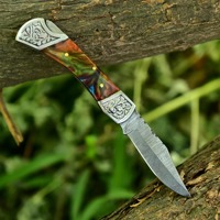 Pisau Lipat Saku Baja Damaskus Buatan Tangan OEM Kustom Berkualitas Tinggi untuk Berkemah, Gagang Kayu, Bolster Berukir, Sarung Kulit