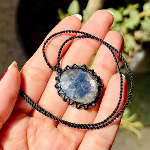 Collier en macramé fait main avec pierre de lune arc-en-ciel, pendentif en pierre de lune naturelle facettée, cordon noir, bijoux bohèmes, bijoux de guérison, cadeau pour femme - Product Image 1