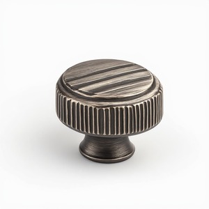 Pomo de Puerta de Metal Martillado de Lujo, Diseñado para Espacios Residenciales Sofisticados con Textura Única y Atractivo Atemporal - Product Image 1