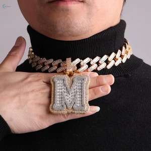 Pendentif personnalisé en moissanite taille baguette avec lettre, plaqué or 18 carats, serti en canal, style luxueux, collier avec pendentif lettre - Product Image 6