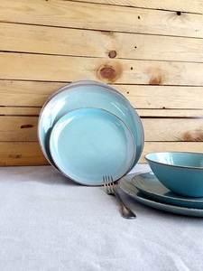 Assiette à dîner en céramique bleu ciel au charme rustique, bord brun, finition brillante, construction robuste, idéale pour une ambiance chaleureuse à la table de ferme. - Product Image 4