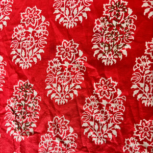 Tela de Algodón Clásica con Estampado Floral a Mano sobre Base Roja |   Textiles Artesanales Indios - Product Image 3