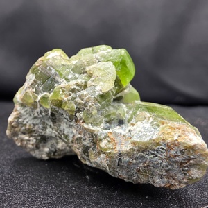 Cristal de peridoto verde con forma de columna y brillo vidrioso - Product Image 5
