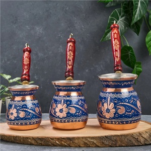 ชุดกาแฟตุรกีทองแดงทำมือสุดหรู ด้ามจับสีแดง ลายดอกไม้สีน้ำเงิน รูปทรงพิเศษ ชุด 3 ชิ้น สำหรับชงกาแฟแบบเพอร์โคเลเตอร์ ผลิตภัณฑ์โลหะส่งออกทั่วโลก - Product Image 1