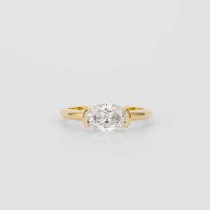 Anillo de compromiso de oro macizo de 14K con diamante ovalado cultivado en laboratorio, engaste horizontal de puntas, hecho a mano y personalizado. - Product Image 1