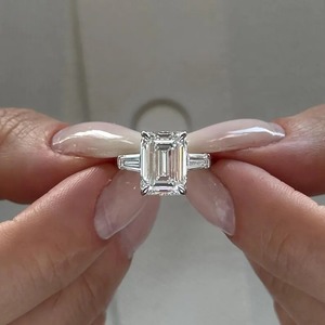 Bague classique à trois pierres pour femme en or blanc 18 carats, diamant de laboratoire taille émeraude 5 carats, certifié IGI, clarté VVS, design tendance - Product Image 1