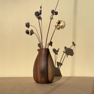 Jarrón de Nogal Hecho a Mano: Arte Rústico en Madera para Flores Secas - Product Image 1