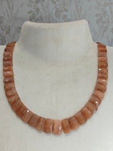 Collier de perles carrées facettées en pierre de lune pêche, couleur orange pêche chaud et paillettes métalliques, pour la vente en gros de bijoux - Product Image 1