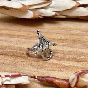 Bague géométrique tribale en laiton pour femme, bijou ethnique tendance, design croix, finition argentée plaqué or 18 carats, vente en gros - Product Image 1