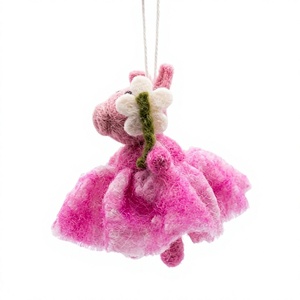 Ornement de Noël en feutre de laine en forme de cochon, jupe rose, fleur, fait main, écologique, animal de dessin animé, à suspendre au mur ou à poser sur table, petit modèle - Product Image 3