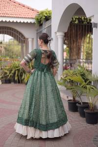 Lehenga Choli de diseño étnico tradicional indio, colección Navaratri, con estampado Bandhani y diseño Kutchi para mujeres, ropa elegante. - Product Image 2