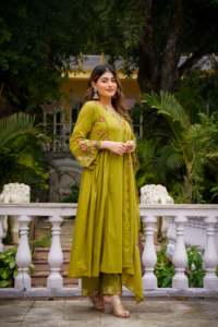 Ensemble Kurta et pantalon brodé à séchage rapide pour femme, style décontracté indien et pakistanais, coupe régulière, longueur standard, en Chanderi, idéal pour les fêtes - Product Image 1