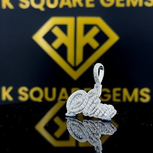 Elegante Colgante Infantil Personalizado con Letra y Número de la Suerte, Estilo Hip Hop, con Moissanita, Chapado en Oro sobre Plata de Ley - Product Image 3
