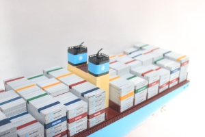 Maqueta de Barco Comercial de Madera Hecha a Mano - Modelo a Escala de Buque Portacontenedores Clase Triple E, Decoración de Oficina - Product Image 6
