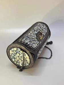 Bolso de mano étnico indio de moda, cartera de metal con grabado vintage en latón plateado y blanco, a precio económico. - Product Image 6