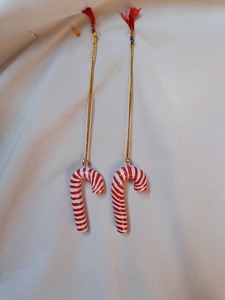 Adorno Navideño de Bastón de Caramelo Hecho a Mano en Papel Maché, Decoración Colgante de Bastón de Caramelo Rojo y Blanco Pintado a Mano - Product Image 2