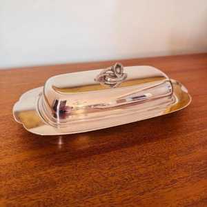 Moderna Mantequera Redonda de Acero Inoxidable Cepillado con Tapa Abombada de Perfil Bajo, Bandeja de Servicio Minimalista con Acabado Satinado para Mesa - Product Image 5