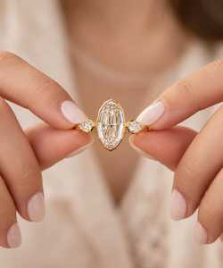 Bague solitaire en or massif 10k 14k 18k ou or rose, avec diamant ovale de laboratoire taille étagée de 2 carats, pierres latérales en forme de poire, pureté VS1, et argent - Product Image 1