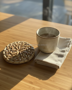 Sous-verre en rotin naturel tissé, finition naturelle, 4 pouces, fait à la main en Inde, rond rustique, lavable, antidérapant, accent de mariage pour la salle à manger - Product Image 3