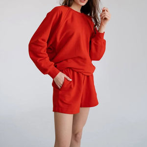 Ensemble 2 pièces écologique personnalisé avec logo vintage pour femme : sweat-shirt à manches longues et col rond et short en polaire oversize - Product Image 4