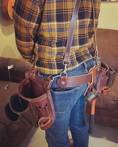 Ceinture à outils en cuir marron avec deux poches et porte-marteau pour vêtements de travail de charpentier - Product Image 6
